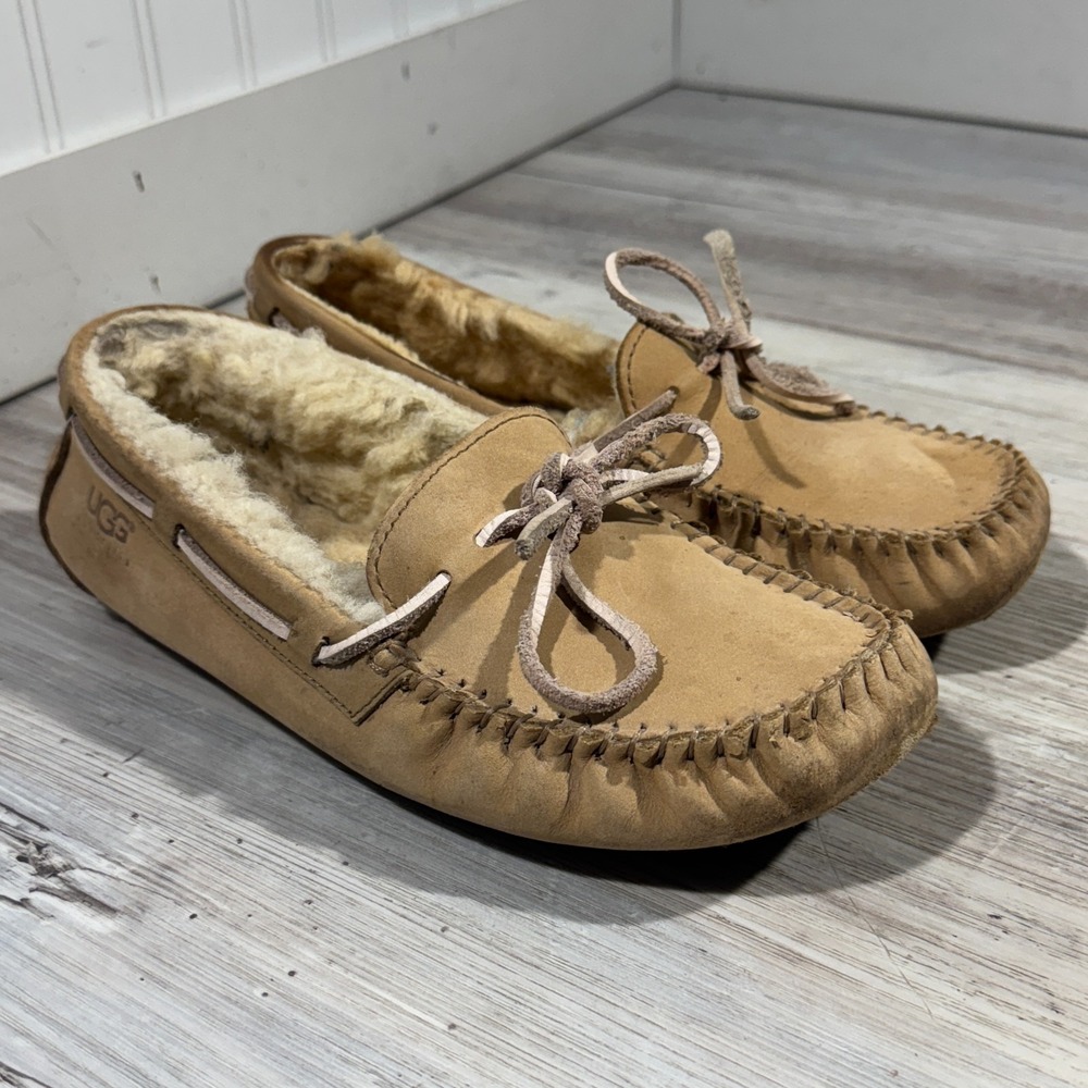 UGG DAKOTA Women's Suede Indoor/Outdoor Moccasin Slippers Tan Size 6